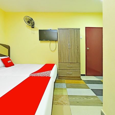 Oyo 873 Bamboo Inn Batu Feringgi Buitenkant foto
